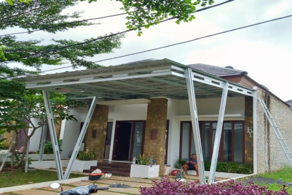Kanopi baja ringan model tiang V rumah Bogor Kota