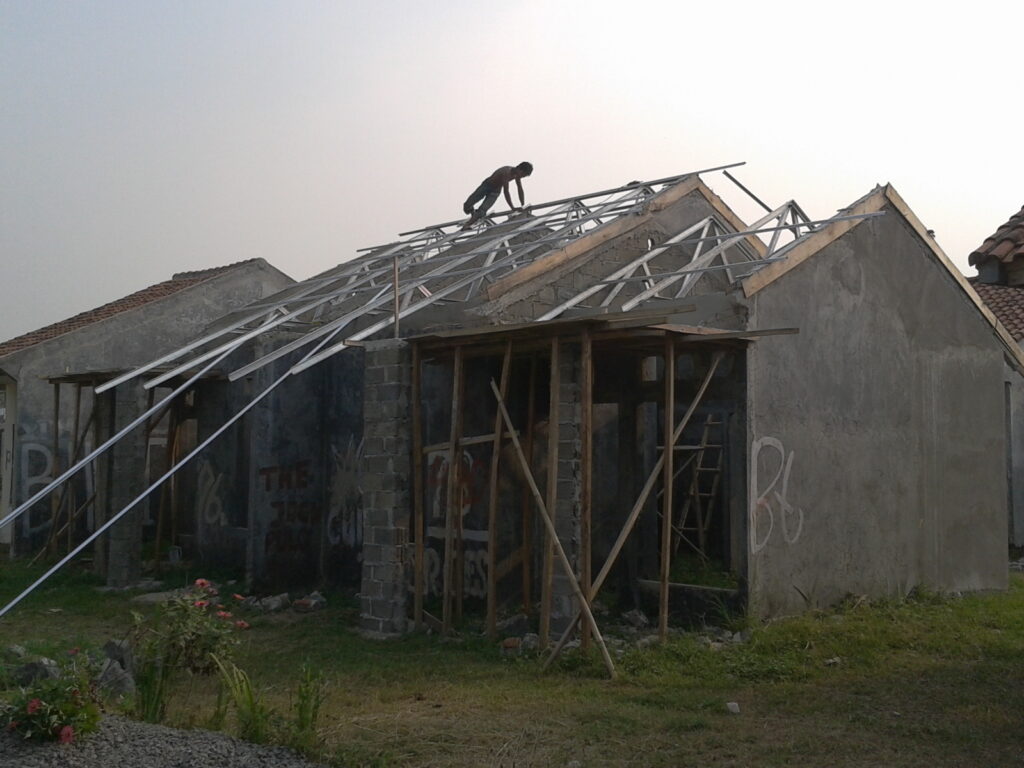 Pasang atap baja ringan rumah tipe 36