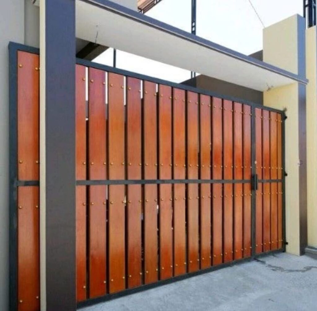 harga pagar besi woodplank minimalis