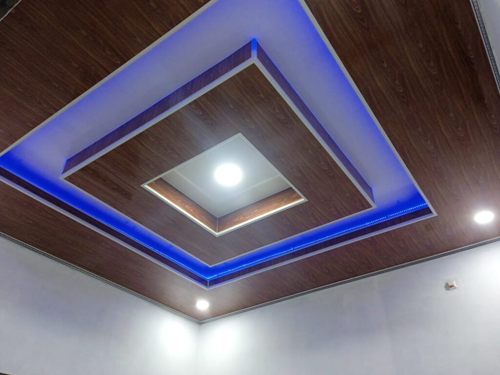 plafon pvc putih vs motif kayu